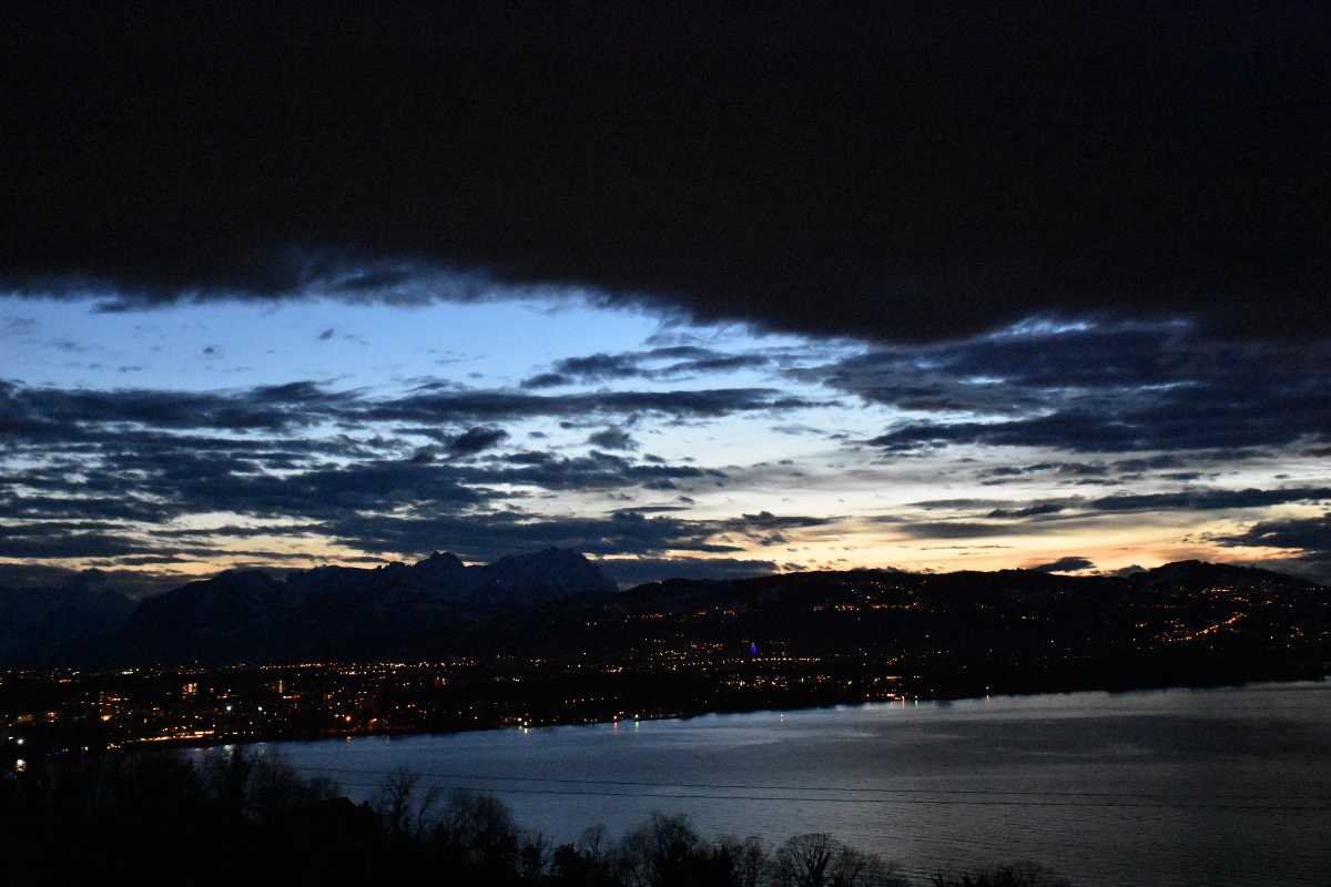 Abendlicher Blick von Lochau - Pfänderstraße über den Bodensee Richtung Bregenz und Höchst, rechts im Hintergrund die Appenzeller Landschaft, links das Alpstein-Gebirge mit dem Säntis (26.12.2017)