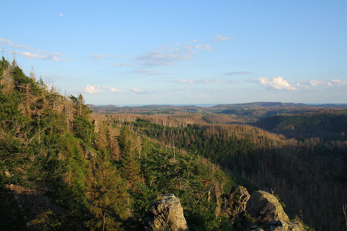 Abendlicher Blick über die Berge rund ums Harzer Odertal bis zur Hainleite am Horizont in Thüringen; Aufnahme vom 11.06.2022...
