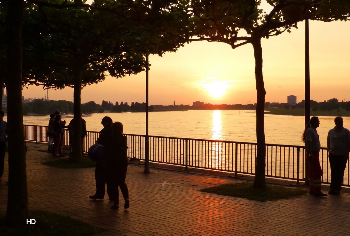 Abendspaziergang in Düsseldorf am Parlamentsufer in der Abendsonne. 
Aufgenommen im Juli 2013.