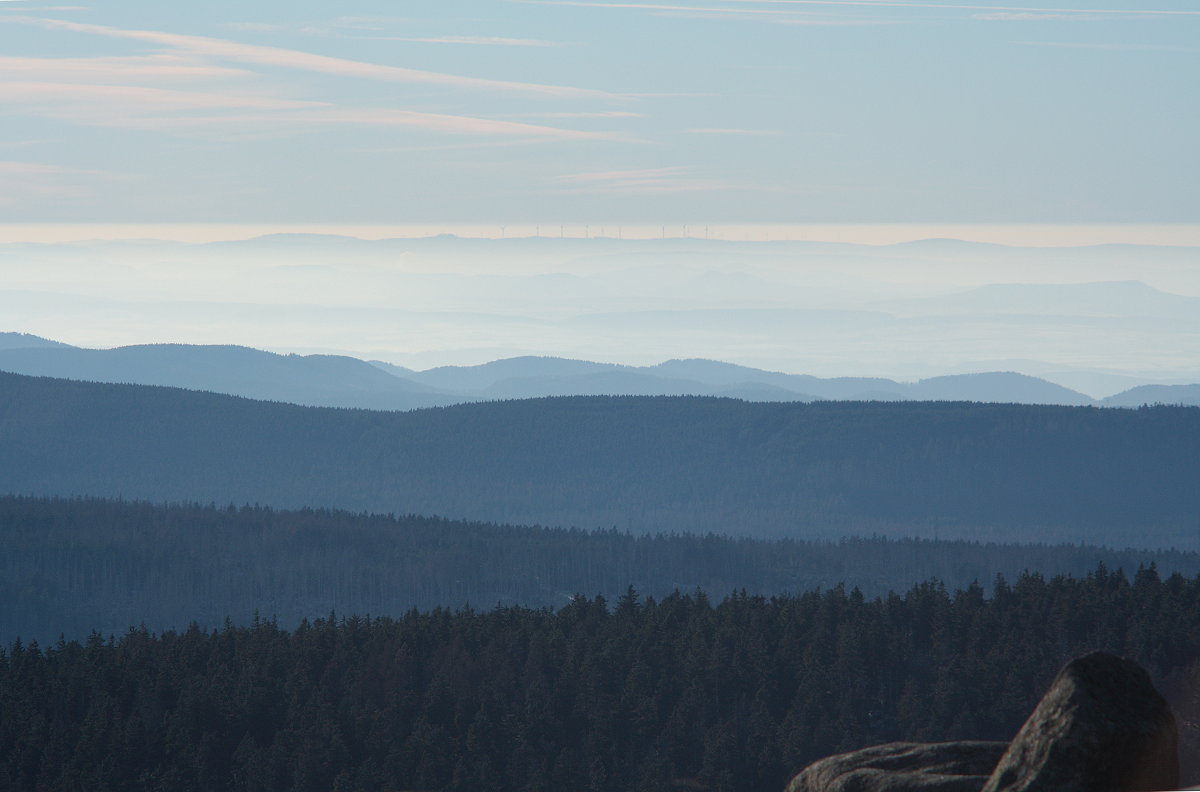 Abendstimmung am 5.12.2016 auf dem Brocken; in der Ferne ragen langgestreckte Höhenzüge des Eichsfelds im Grenzbereich zwischen Thüringen und Hessen aus einem Nebelmeer...