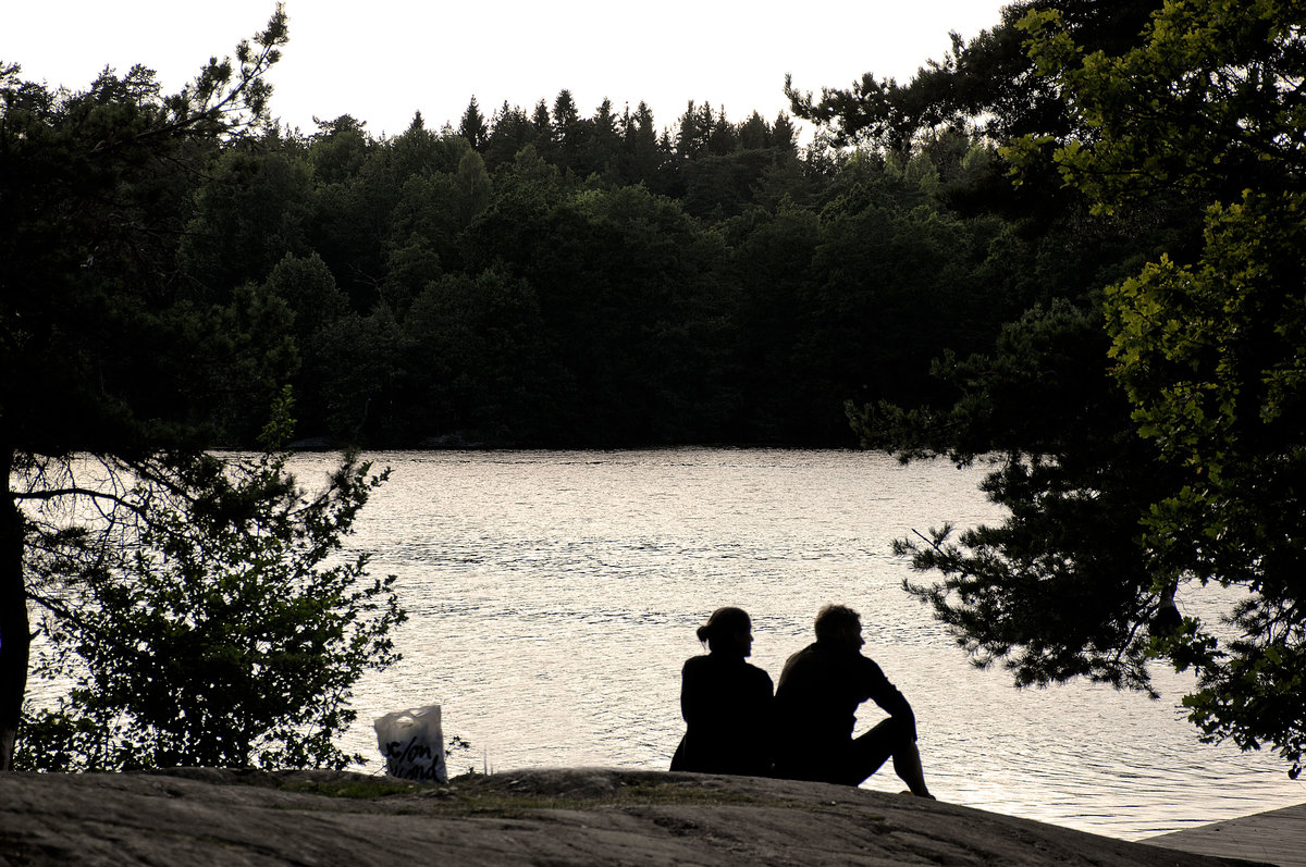 Abendstimmung am Källtorpsjön südöstlich von Stockholm. Die Jugendherberge »Hellasgården« liegt direkt am See sowie das »Hellasbadet«, wo man schwimmen kann und in die Sauna (auf schwedisch: bastu) gehen. Aufnahme: 24. Juli 2017.
