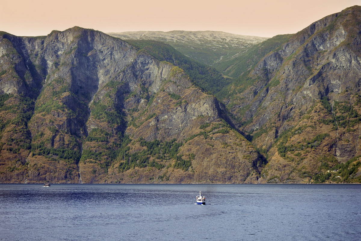 Abendstimmung an Aurlandsfjorden in Norwegen. Aufnahme: 15. Juli 2018.