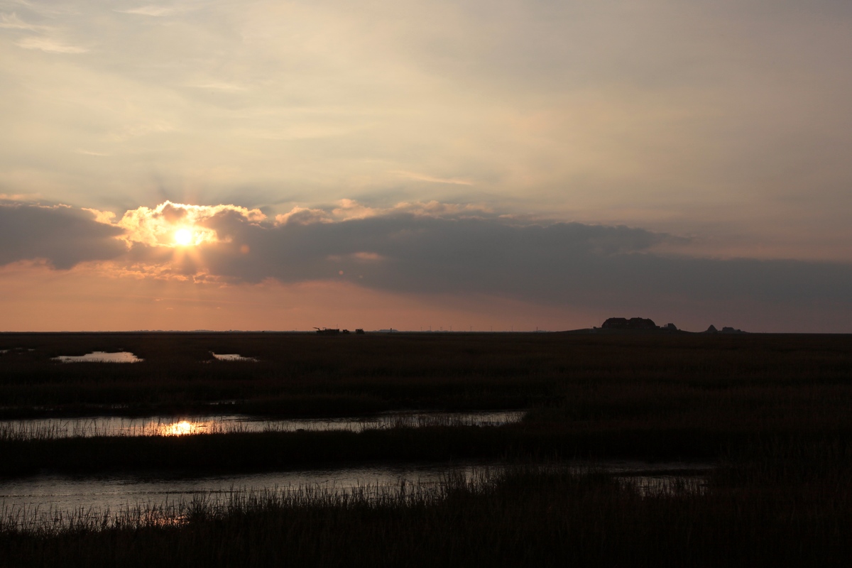 Abendstimmung auf Hallig Nordstrandischmoor mit dem Halligbahnhof und den 4 Warften am 13.10.2013.