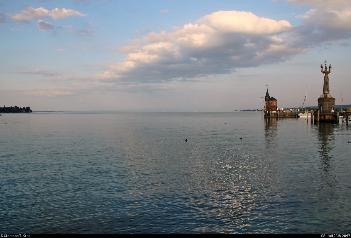 Abendstimmung im Hafen Konstanz am Bodensee.
Am rechten Rand ist die Imperia-Statue zu erkennen.
[8.7.2018 | 20:17 Uhr]