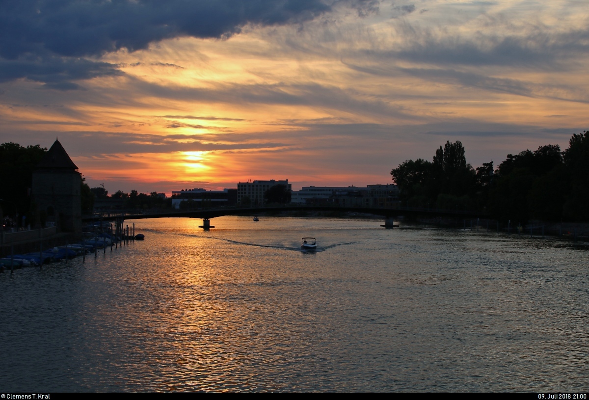 Abendstimmung in Konstanz am Seerhein. Ein Boot fährt auf den Bodensee zu.
Aufgenommen auf der Alten Rheinbrücke.
[8.7.2018 | 21:00 Uhr]
