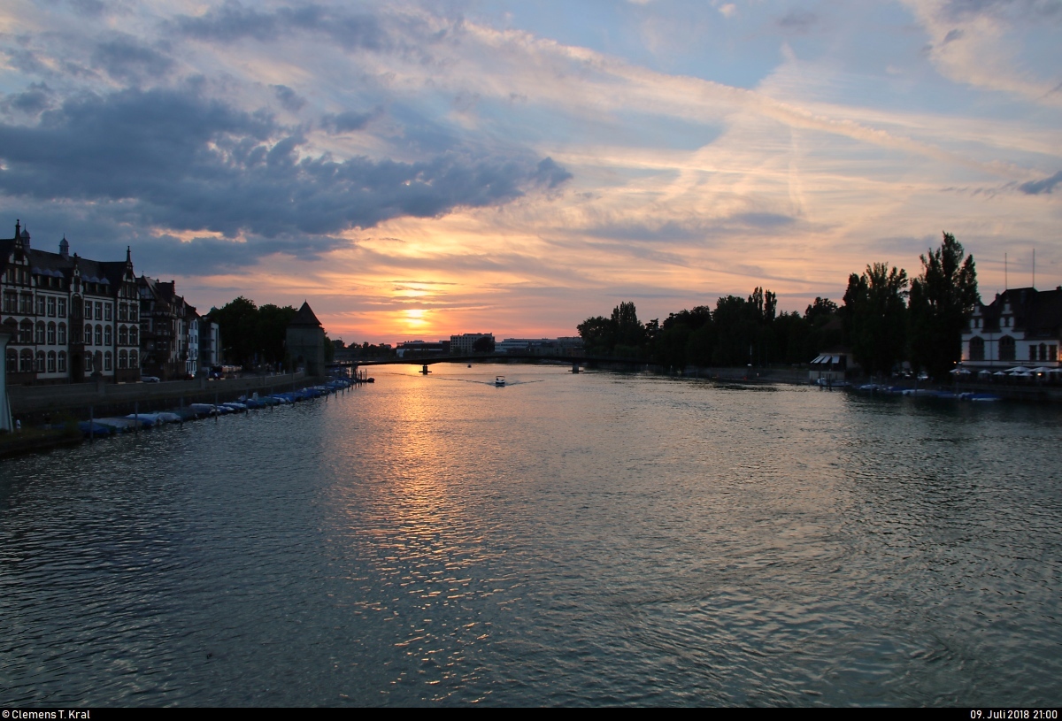 Abendstimmung in Konstanz am Seerhein nahe des Bodensees.
Aufgenommen auf der Alten Rheinbrücke.
[8.7.2018 | 21:00 Uhr]