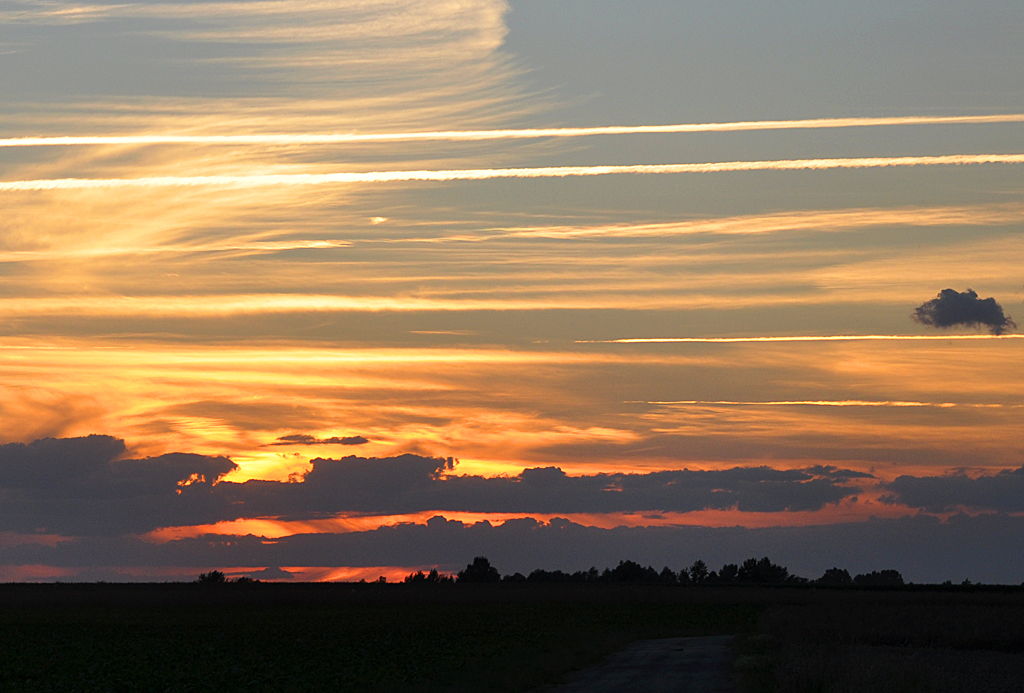 Abendstimmung kurz vor  duster  ber der Eifel - 04.08.2013