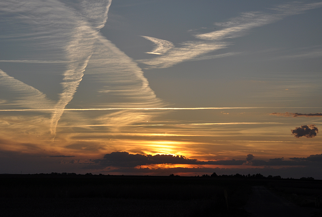 Abendstimmung, kurz vor Sonnenuntergang, ber der Eifel bei Kommern - 04.08.2013