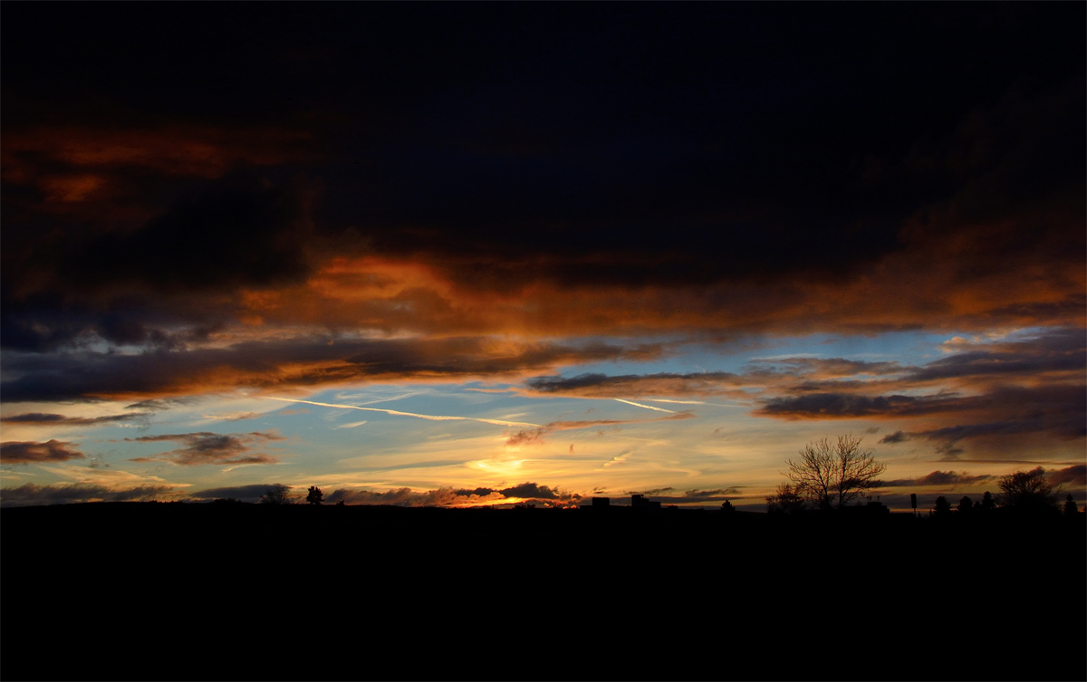 Abendstimmung mit Sonnenuntergang über der Eifel - 17.11.2014