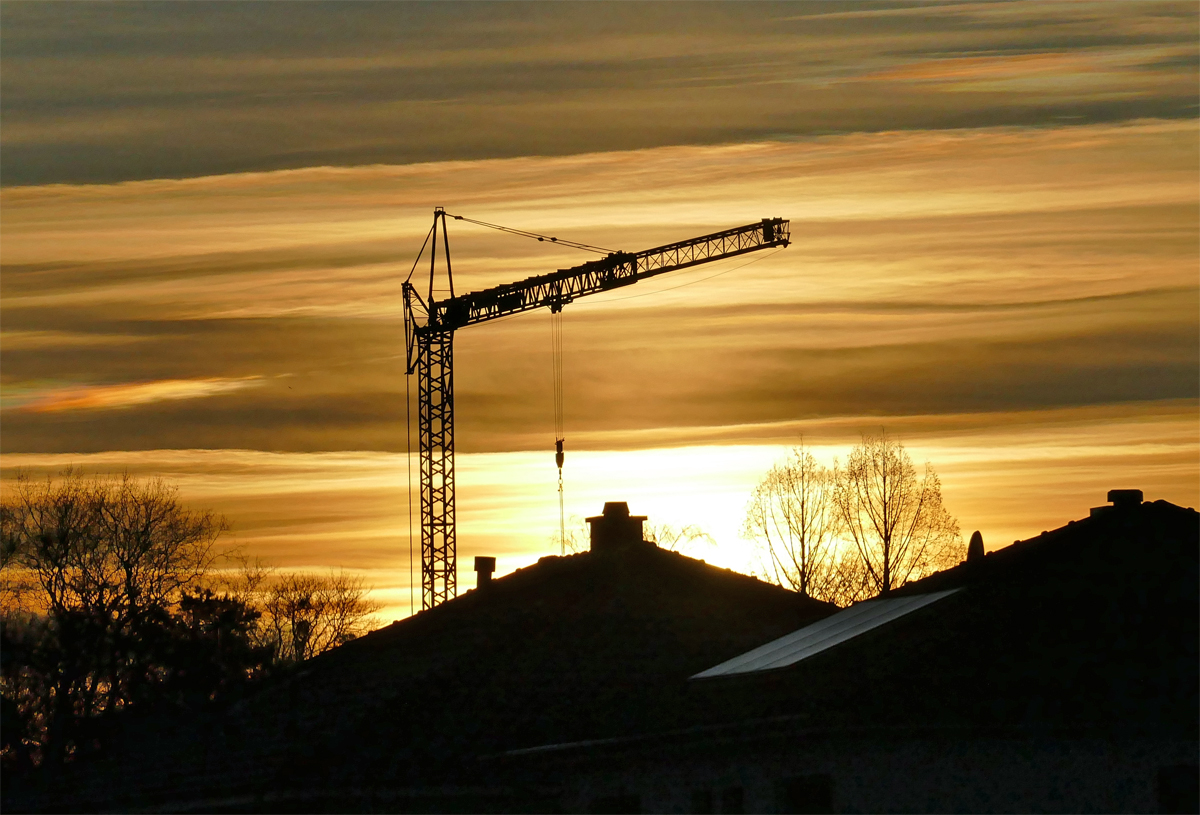 Abendstimmung, Sonnenuntergang mit Kran-Schattenriss über der Voreifel bei Euskirchen - 31.01.2020