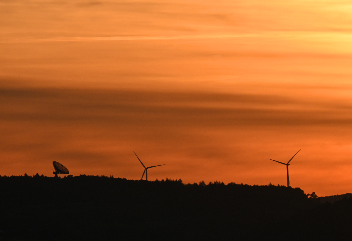 Abendstimmung über der Eifel bei Bad Münstereifel mit dem Astropeiler Stockert und Windrädern - 17.10.2023