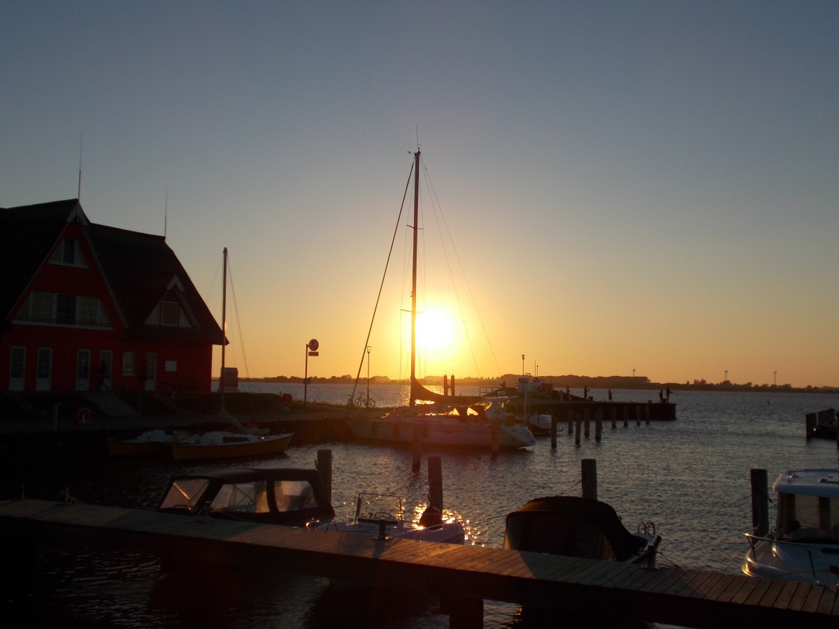 Abendstimmung über den kleinen Hafen von Vieregge am 22.Juli 2014.