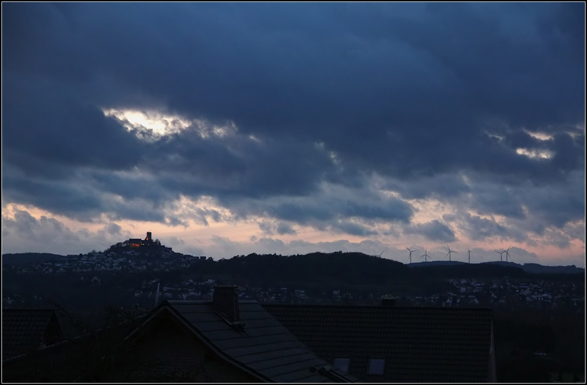 Abendwolkenhimmel -

Blick zur Burg Gleiberg bei Gießen.

26.12.2016 (M)