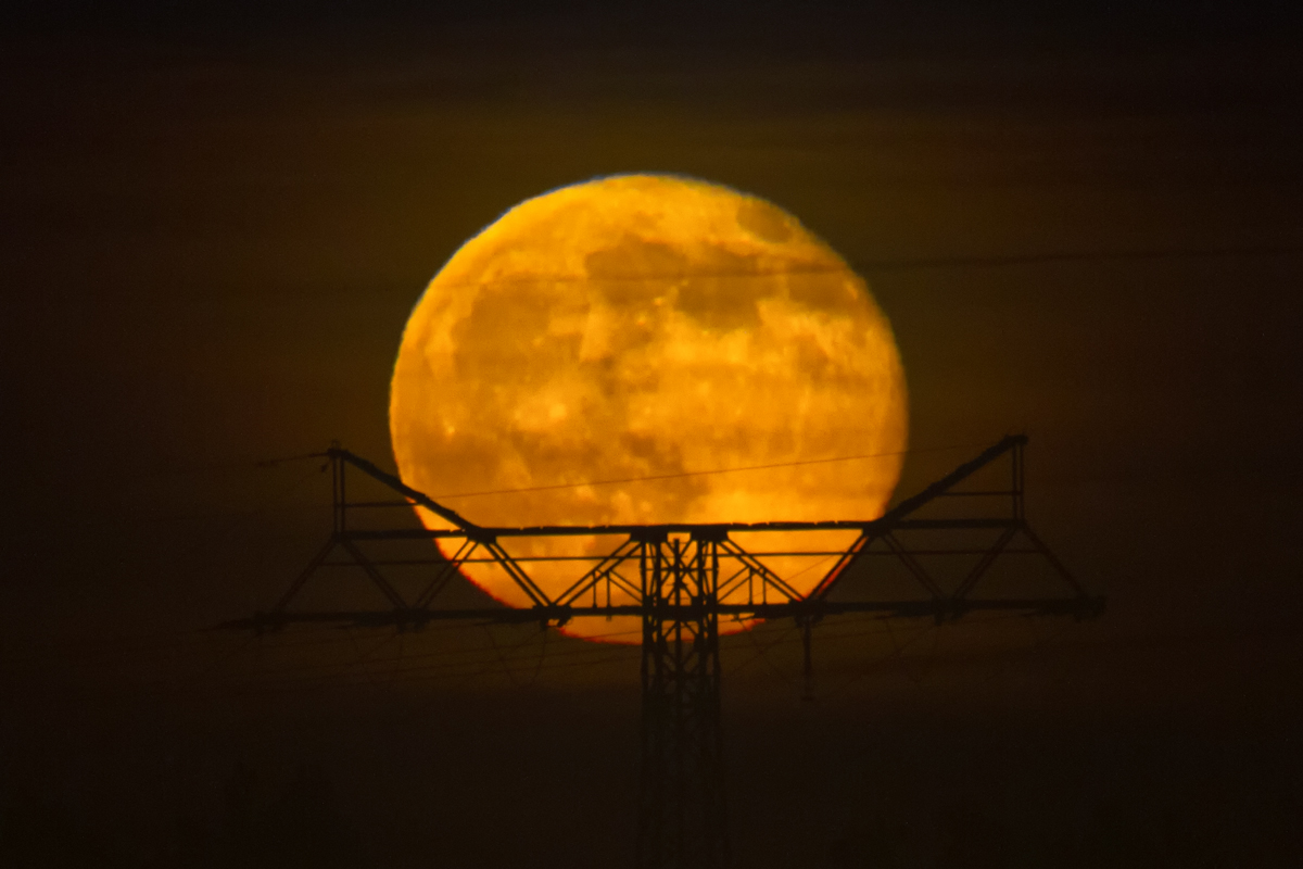 Abnehmender Mond geht hinter Hochspannungsmast auf. - 15.05.2014