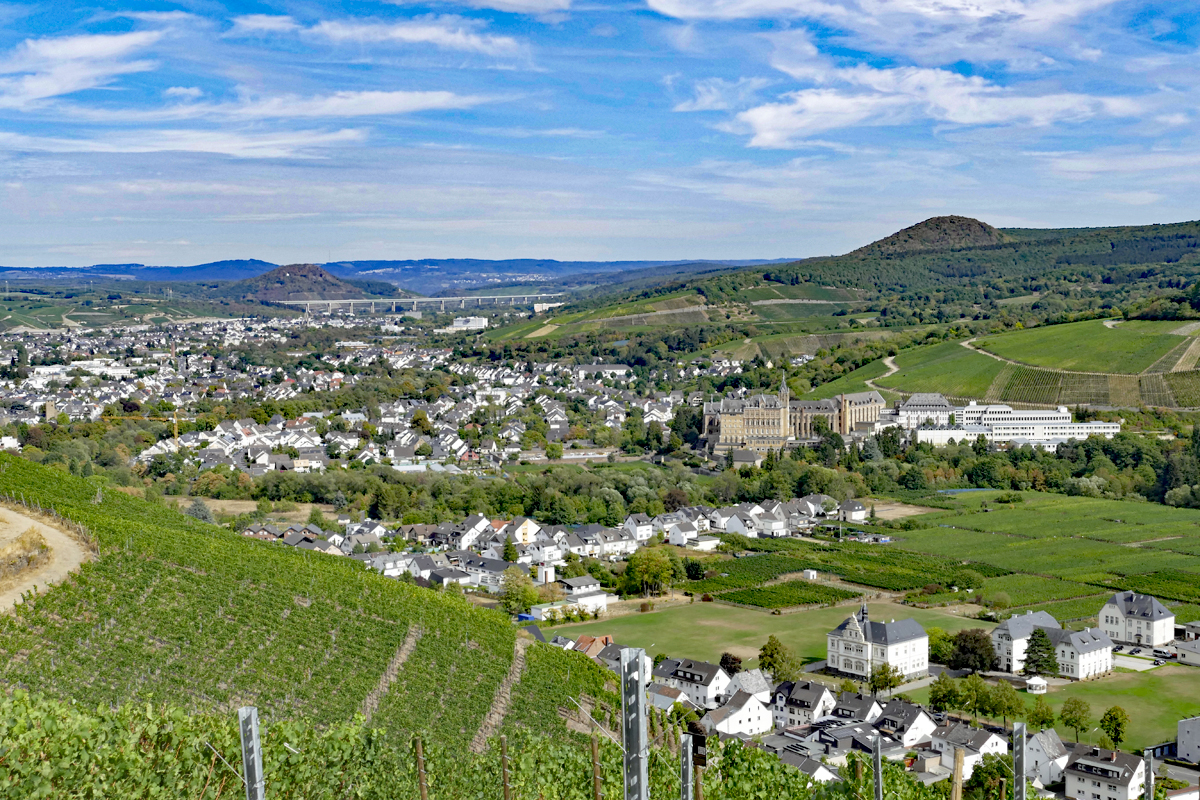 Ahrtal, aufgenommen von den Weinbergen bei Walporzheim über Ahrweiler, Bad Neuenahr, A 61 Ahrtalbrücke bis zum Westerwald im Hintergrund - 09.08.2018