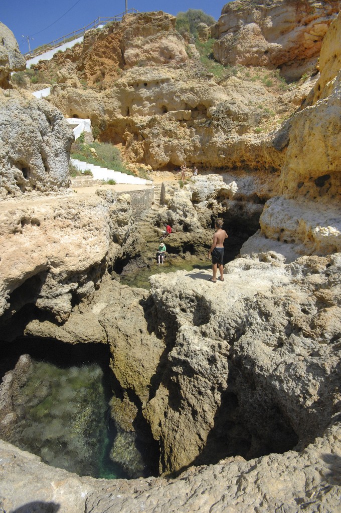 Algar Seco an der Algarvekuste. Aufnahme: Juli 2010. Die Felsgebilde entstanden über Jahrtausende durch Wind und Wellen, die die Felsen aus Muschelkalk auswuschen. 