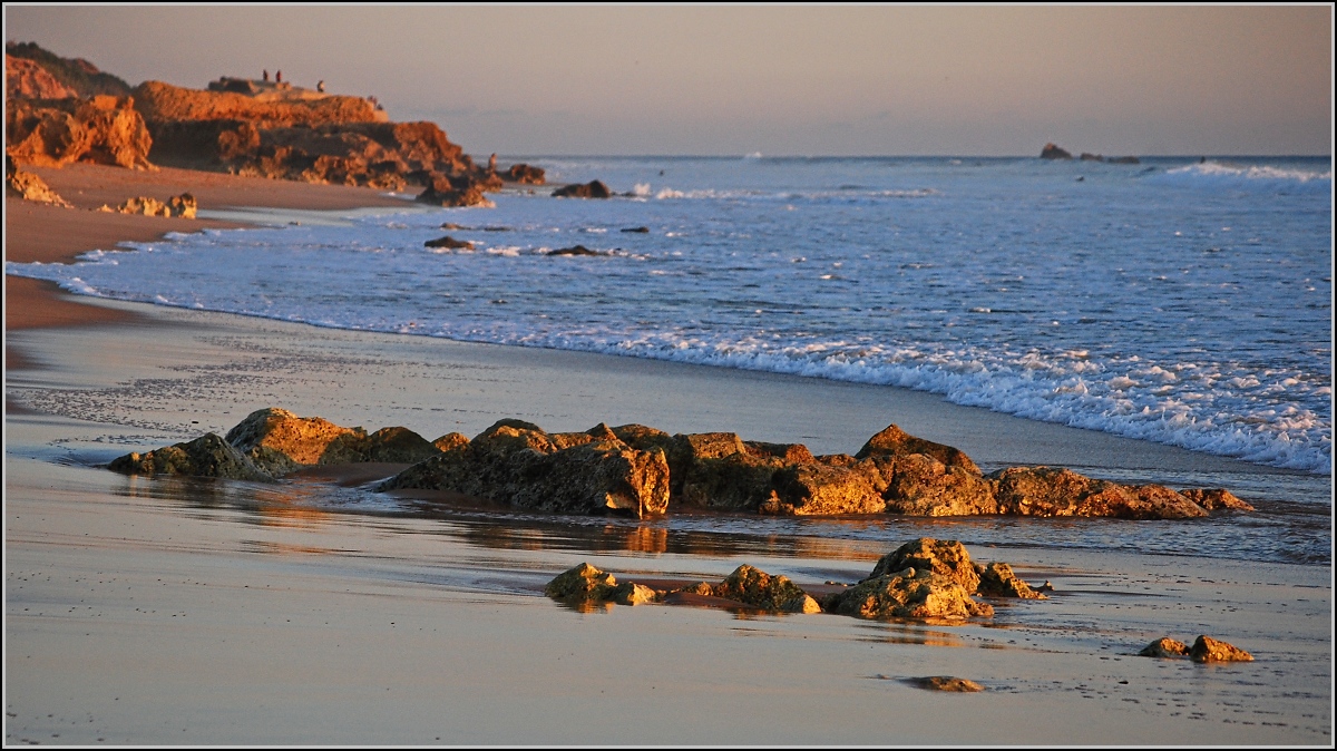 Algarve in der Weihnachtszeit. Fast einsamer Badestrand Praia de Gale im Dezember 2007.