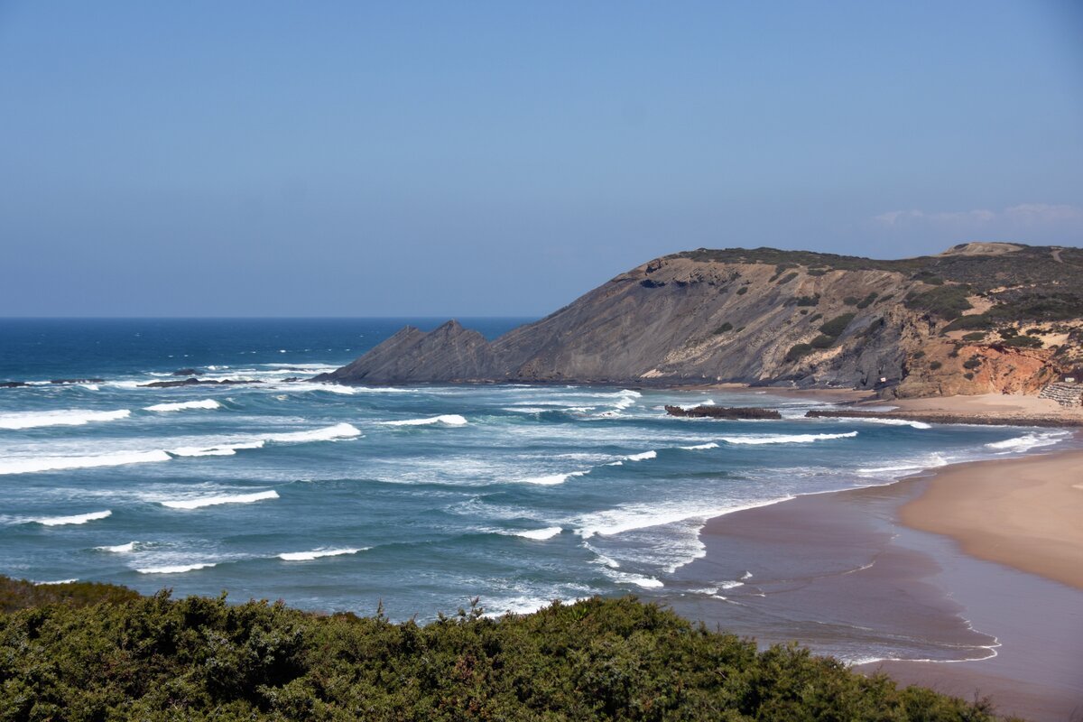 ALJEZUR, 27.02.2022, Praia da Amoreira an der Westküste, an der die Ribeira de Aljezur in den Atlantik mündet