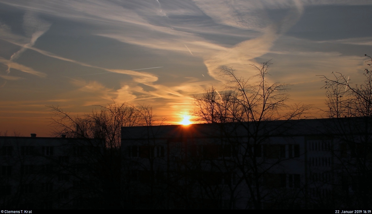 Allmählich geht die Sonne hinter den Wohnblöcken in Halle-Neustadt bei einem spannenden Himmel unter.
[22.1.2019 | 16:19 Uhr]