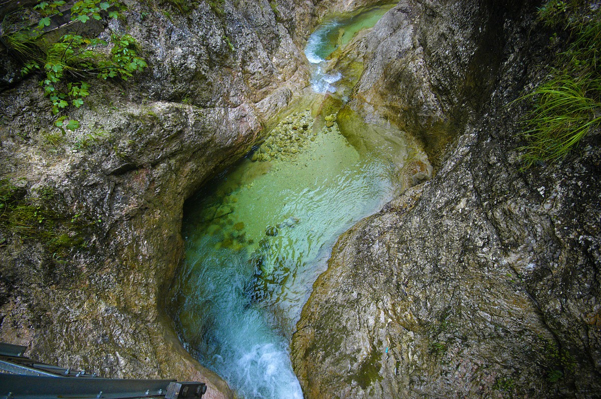 Almbach in der Almbachklamm von oben nach unten gesehen. Aufnahme: Juli 2008.