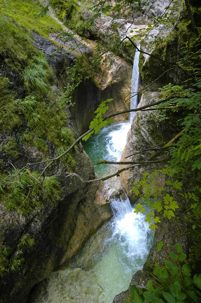 Almbachklamm im Berchtesgadener Land - Der Weg führt an mehreren wildromantischen Wasserfällen vorbei. Aufnahme: Juli 2008.