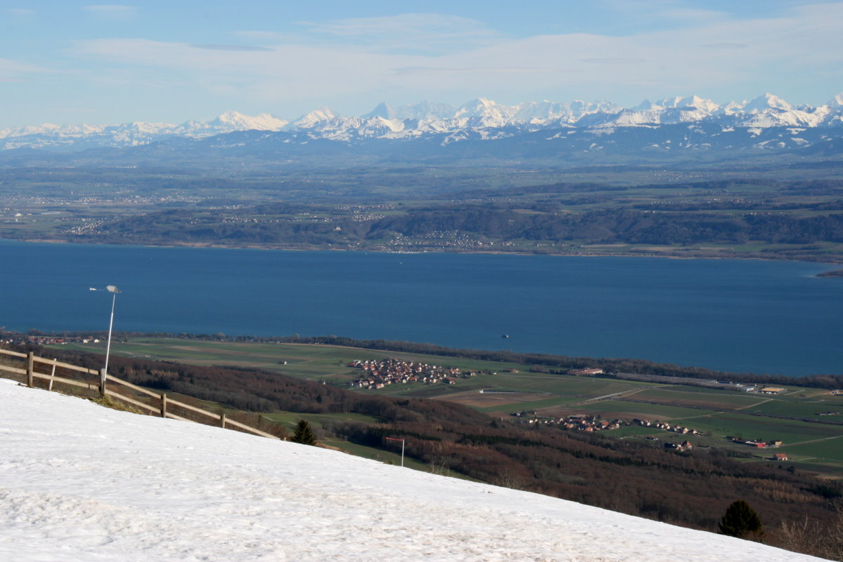 Alpenpanorama vom Balcon du Jura in Mauborget über den Neuenburger See zu den Berner Alpen mit Eiger, Mönch und Jungfrau; 20.02.2016