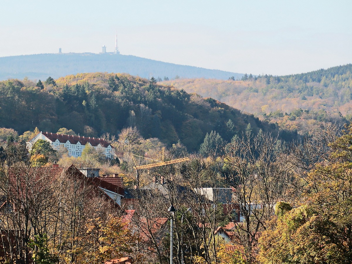 Am 03. November 2017 war bei diesigem Wetter ein  Blick von Wernigerode in Richtung Brocken möglich.