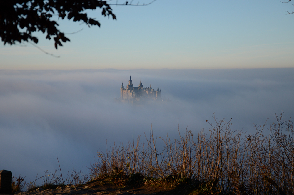 Am 29. November 2014 hatten wir auf der Schwäbischen Alb mal wieder eine Wetterlage, welche das  Märchenschloss  - den Hohenzollern - aus dem Nebel auftauchen ließ. Aufgenommen wurde das Bild vom Zeller Horn aus.