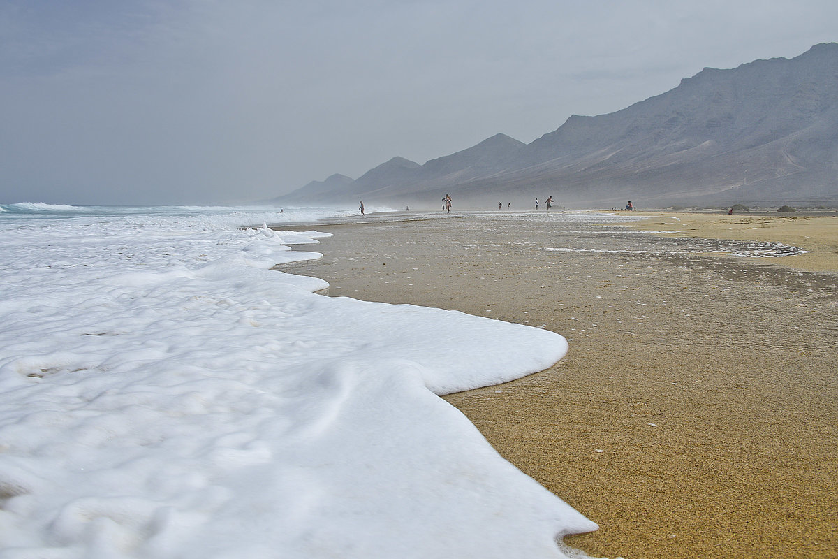 Am 3 Kilometer langen Strand von Cofete liegen keine Touristen oder Einheimische, der Strand ist auch für Kinder absolut ungeeignet. Wenn man Fuerteventura besucht, sollte man sich mal einen Tag Zeit nehmen und diese unberührte Natur begutachten. Aufnahme: 18. Oktober 2017.