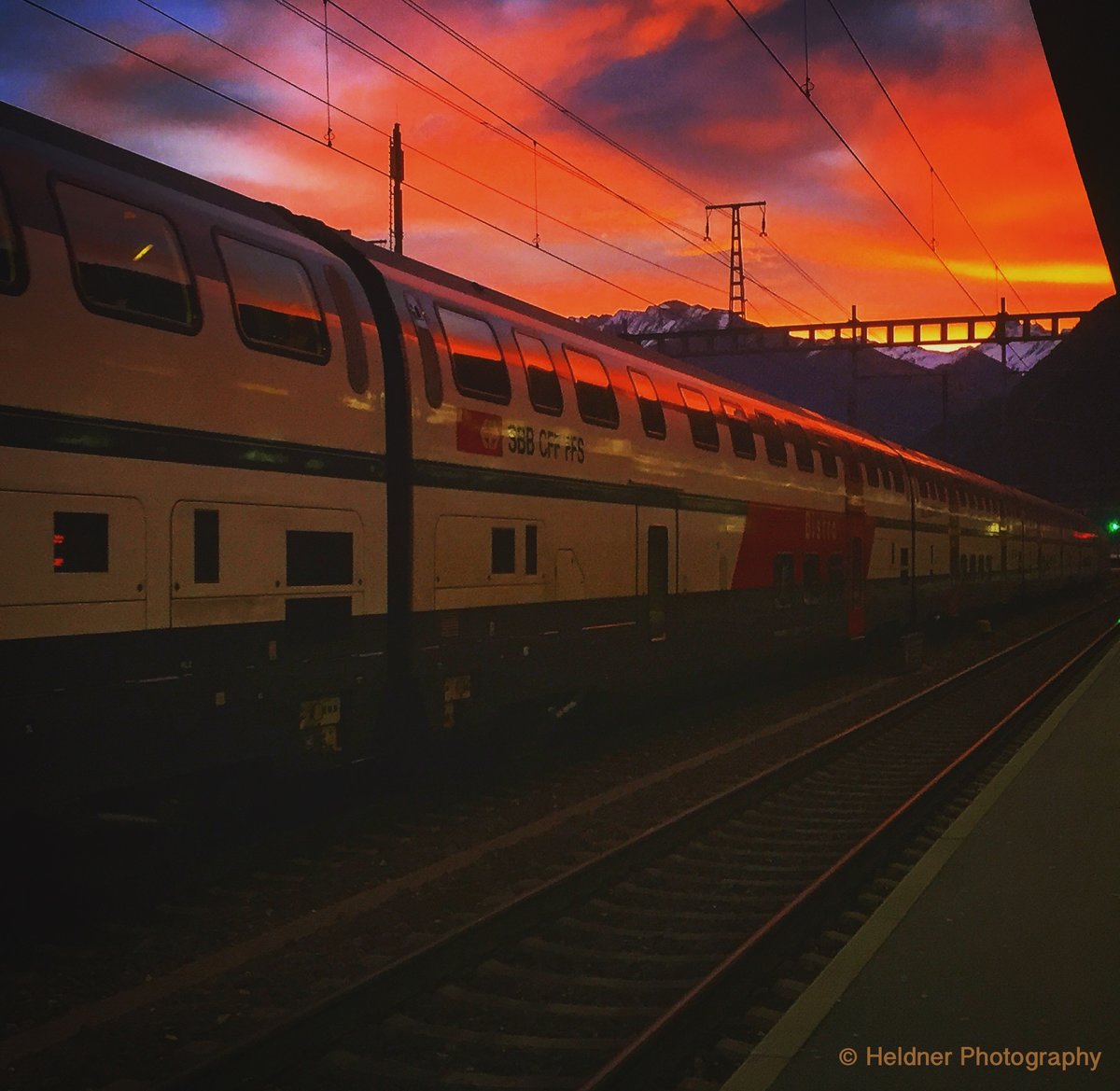 Am 3.11.2015 Sonnenaufgang über dem Bhf Visp, mit dem IC nach Brig.