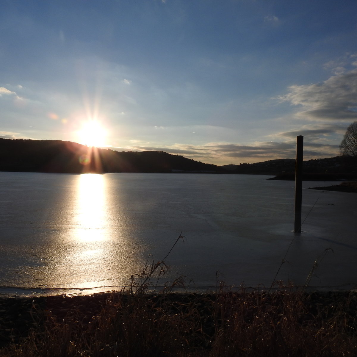 AM AARTAL-STAUSEE IM LAHN-DILL-KREIS/HESSEN
Der Aartal-Stausee im hessischen LAHN-DILL-KREIS staut seit 1991 die AAR,einen
Nebenfluss der DILL,im GLADENBACHER BERGLAND...hier ist am 5.3.2018 der
gesamte Uferbereich noch unter einer Eisschicht bedeckt......