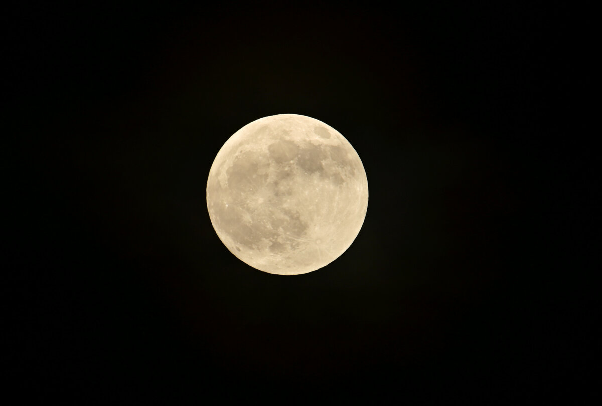 Am Abend des 15.5.2022 machte es mir eine Wolkenlücke möglich den Mond über Reichenbuch mit meinem Tamron 150-600mm Objektiv aus der freien Hand abzulichten.