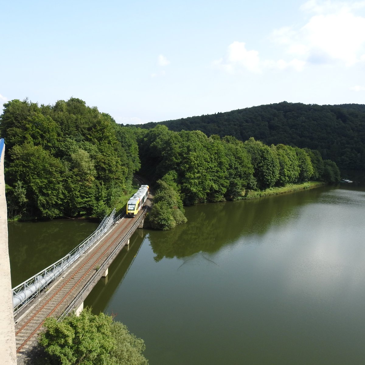 AM BIGGE-STAUSEE-WASSER,WALD UND HIMMEL,
und dazu noch der HLB-LINT-Triebwagen,der als RB 92  Biggesee-Express  von ATTENDORN
kommend nach OLPE unterwegs ist und eine Bucht des Stausees überquert,
am 22.8.2017....