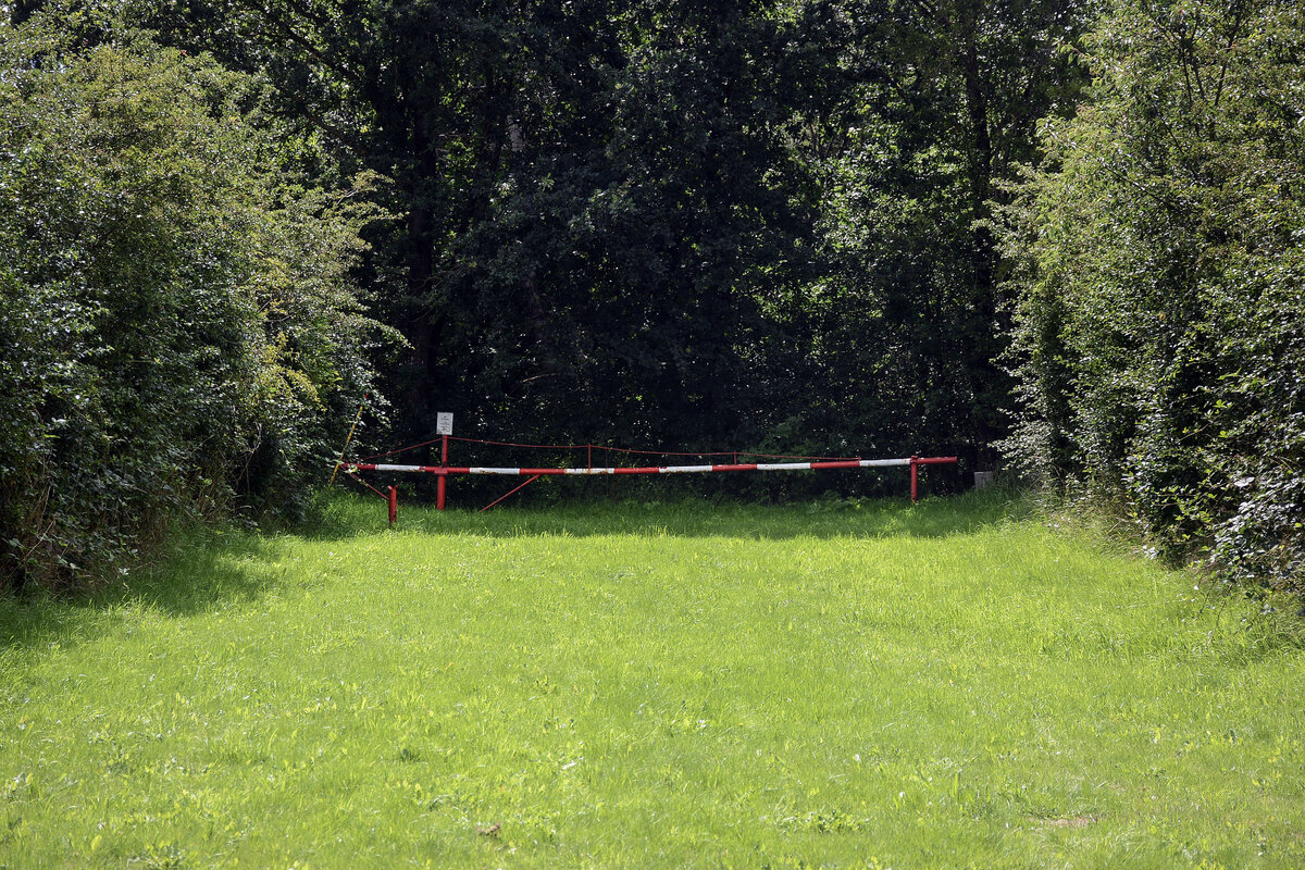 Am Ende der stillgelegten Straße südlich von Padborg/Pattburg (wo sich der Wald befindet) beginnt das deutsche Hoheitsgebiet. Aufnahme: 28. Juli 2023.