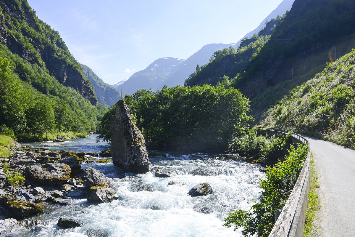 Am Flåmselv südlich von Flåm in der norwegischen Provinz Sogn og Fjordane. Aufnahme: 13. Juli 2018.