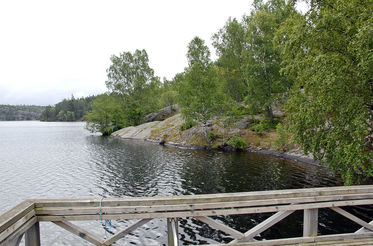 Am Källtorpsjön bei Stockholm - Schweden ist das Land der 100.000 Seen, von denen einige sehr groß sind. in Schweden müssen Sie nie lange laufen, bis Sie an einem Seeufer stehen. Im Sommer laden Schwedens Seen zum Sonnen baden, schwimmen, Angeln und Boot fahren ein
Aufnahme: 26. July 2017.