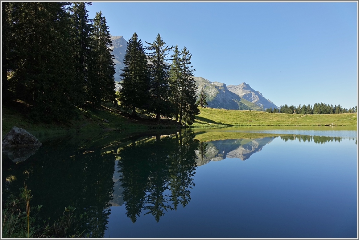 Am Lac Retaud spiegeln sich Tannen und Berge.
(05.08.2015)