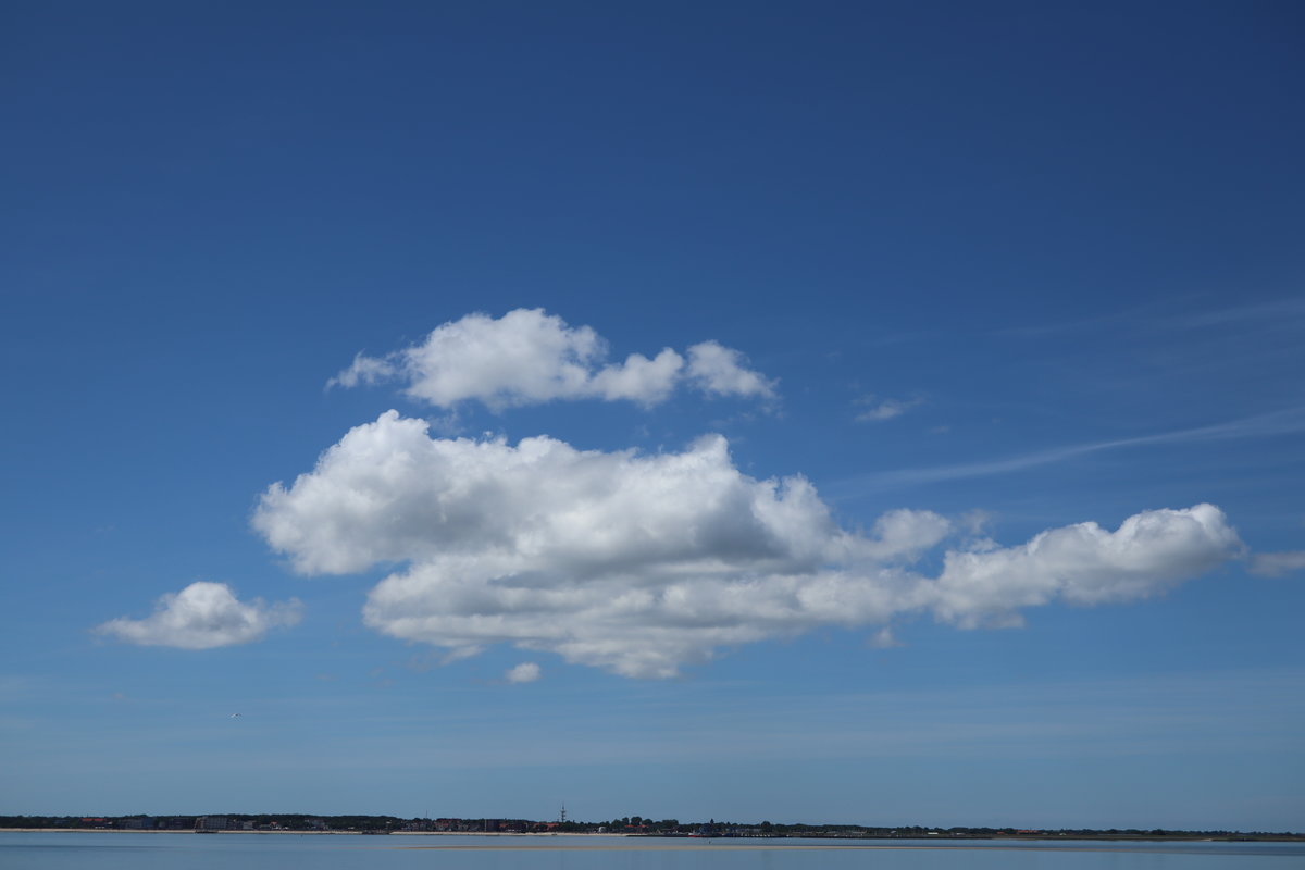 Am Mittag des 22. Juni 2019 nähert sich die Fähre von Dagebüll kommend der Insel Föhr bzw. dem Hafen von Wyk auf Föhr.