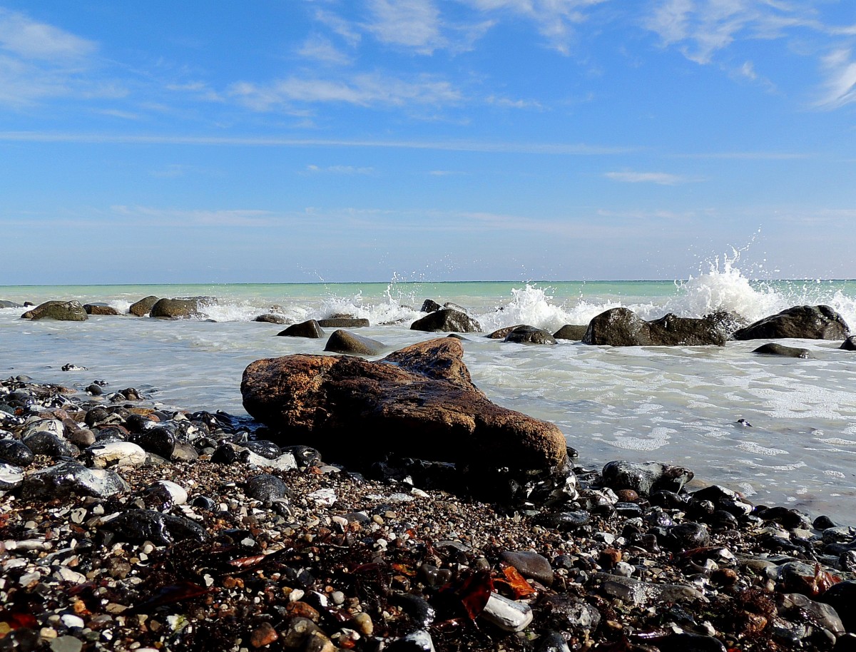 Am Ostseestrand, entlang der Kreidefelsen, im Nationalpark Jasmund, wird so manches angeschwemmt; 140923