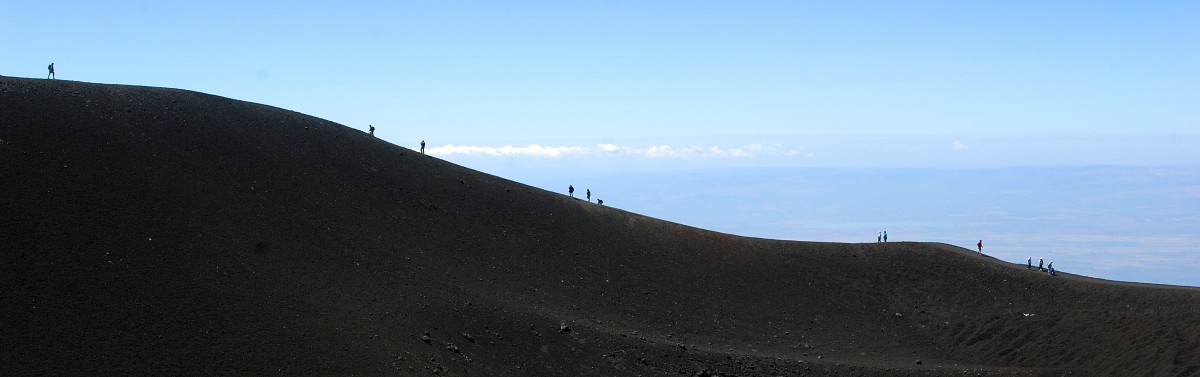Am Rand des Kraters von Ätna (Etna). Aufnahme: Juli 2013.