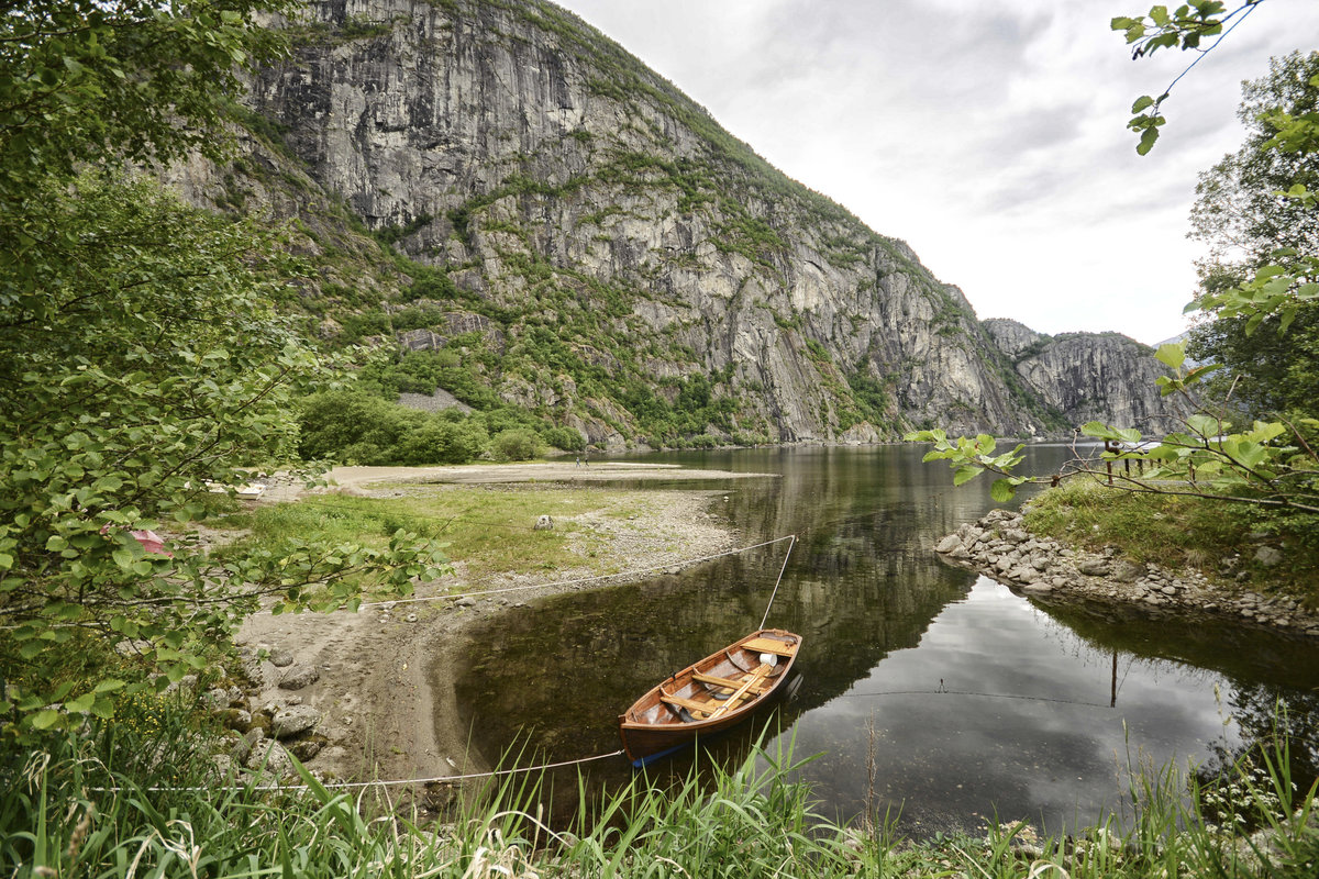 Am See Eidfjordvatnet bei Øvre Eidfjord im norwegischen Hardanger. Aufnahme: 9. Juli 2018.