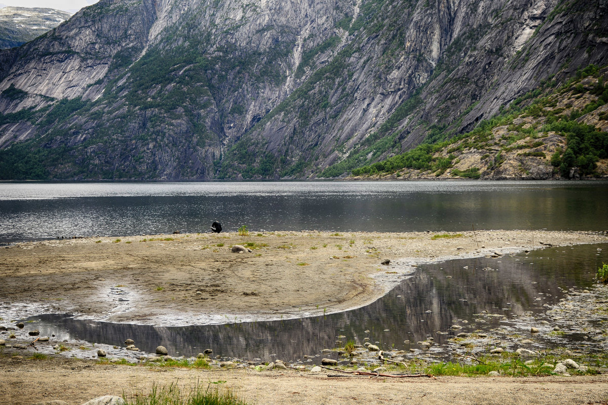Am See Eidfjordvatnet bei Øvre Eidfjord im norwegischen Hardanger. Aufnahme: 9. Juli 2018.