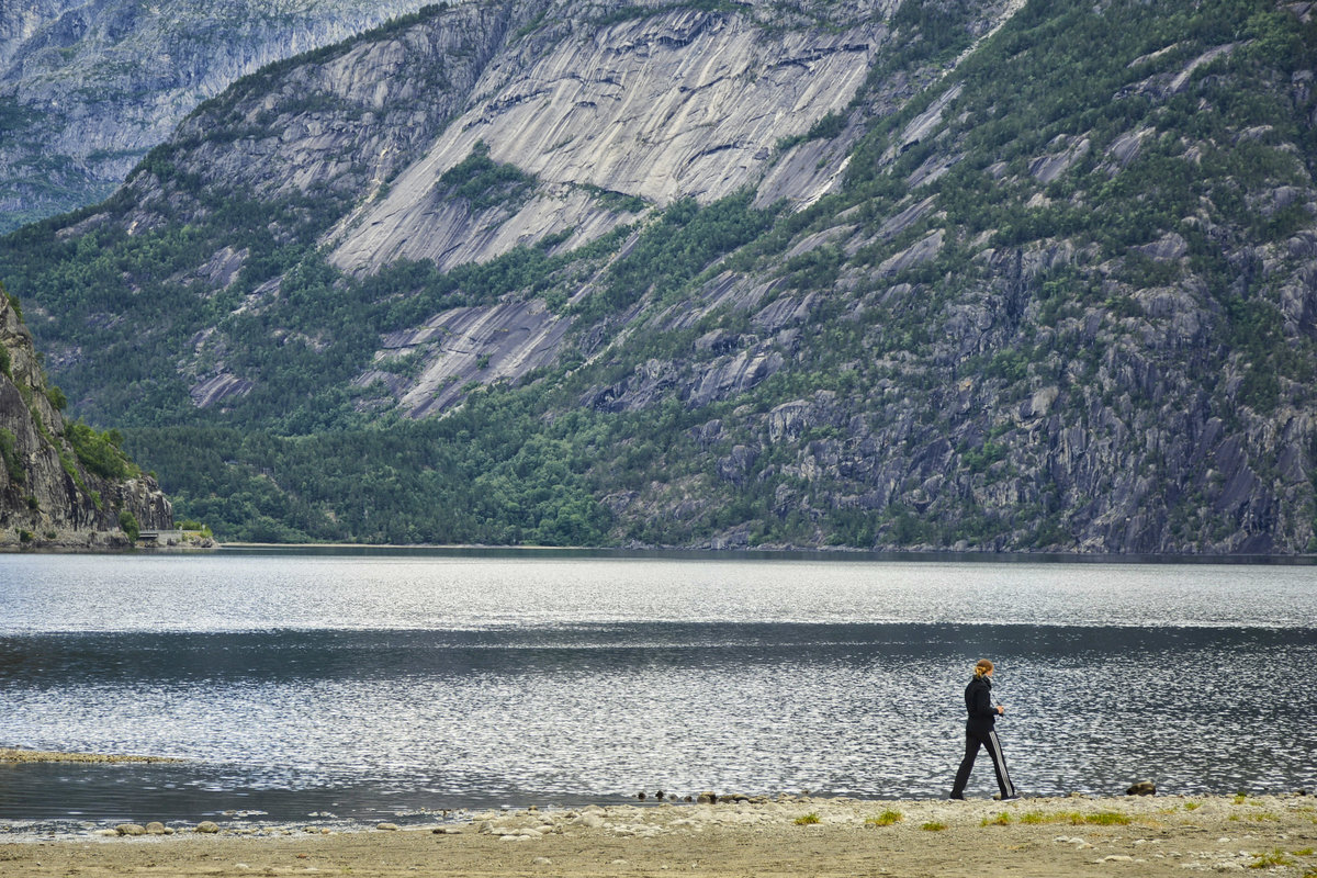 Am See Eidfjordvatnet bei Øvre Eidfjord im norwegischen Hardanger. Aufnahme: 9. Juli 2018.