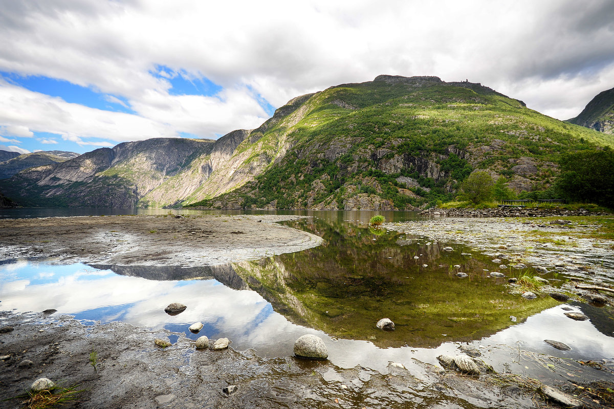 Am See Eidfjordvatnet bei Øvre Eidfjord im norwegischen Hardanger. Aufnahme: 9. Juli 2018.