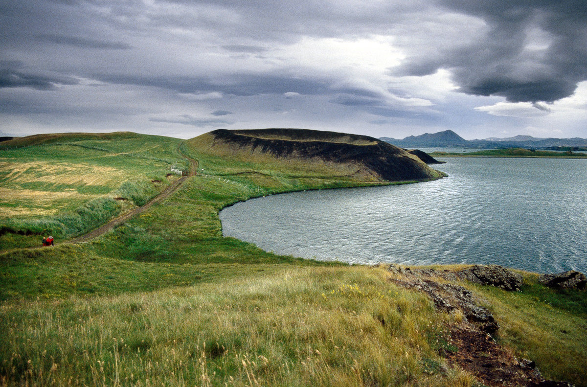 Am  See Mývatn (isländisch „mý“:„ Mücken“, „vatn“: „Wasser“ – deutsch „Mückensee“) liegt auf dem Gebiet der Gemeinde Skútustaðir im Nordosten Islands im Bereich des Krafla-Vulkansystems. Bild vom Dia. Aufnahme: Juli 1995.