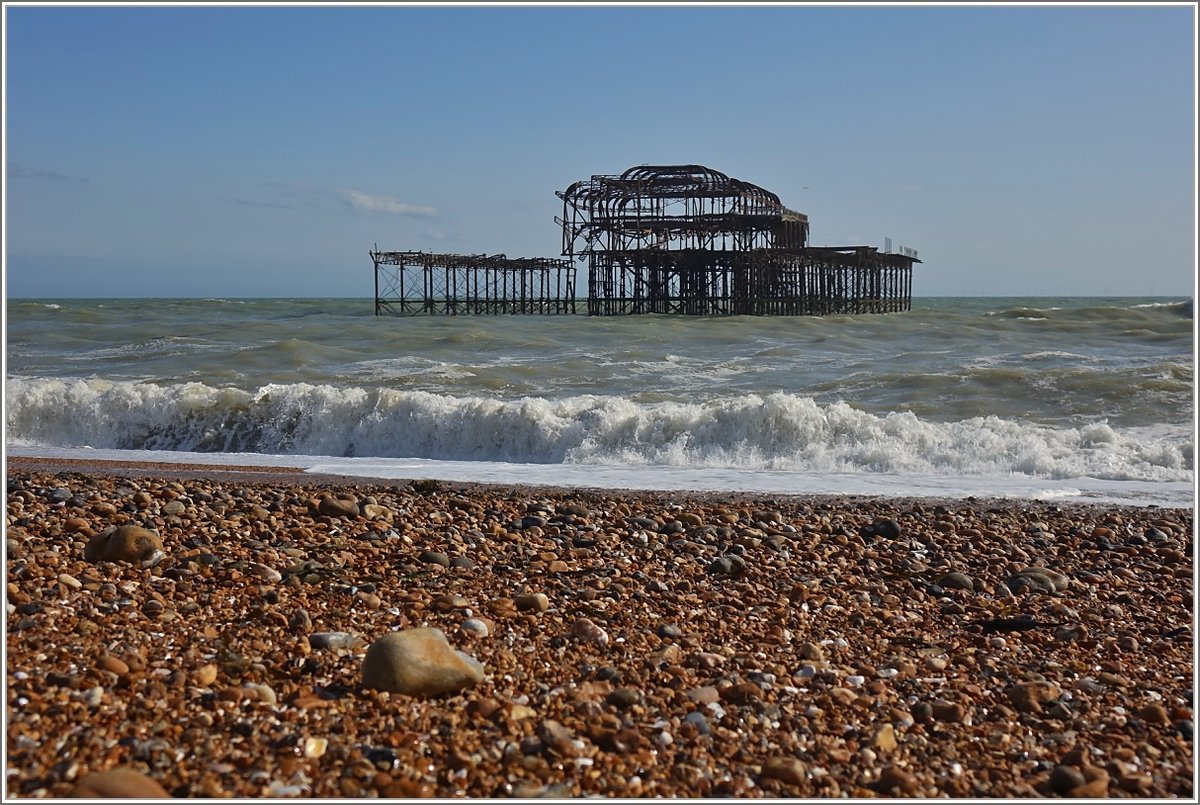 Am späten Nachmittag war der Sturm vorbei und das Meer mit der alten Ruine des Piers erschien in einem anderen Licht.
(02.05.2018)