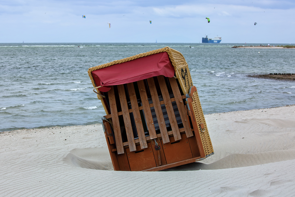 Am Strand von Laboe bringt der starke Wind die Strandkörbe in Schieflage, in dem er ihnen den Sand um den Körben wegbläst. - 20.06.2014