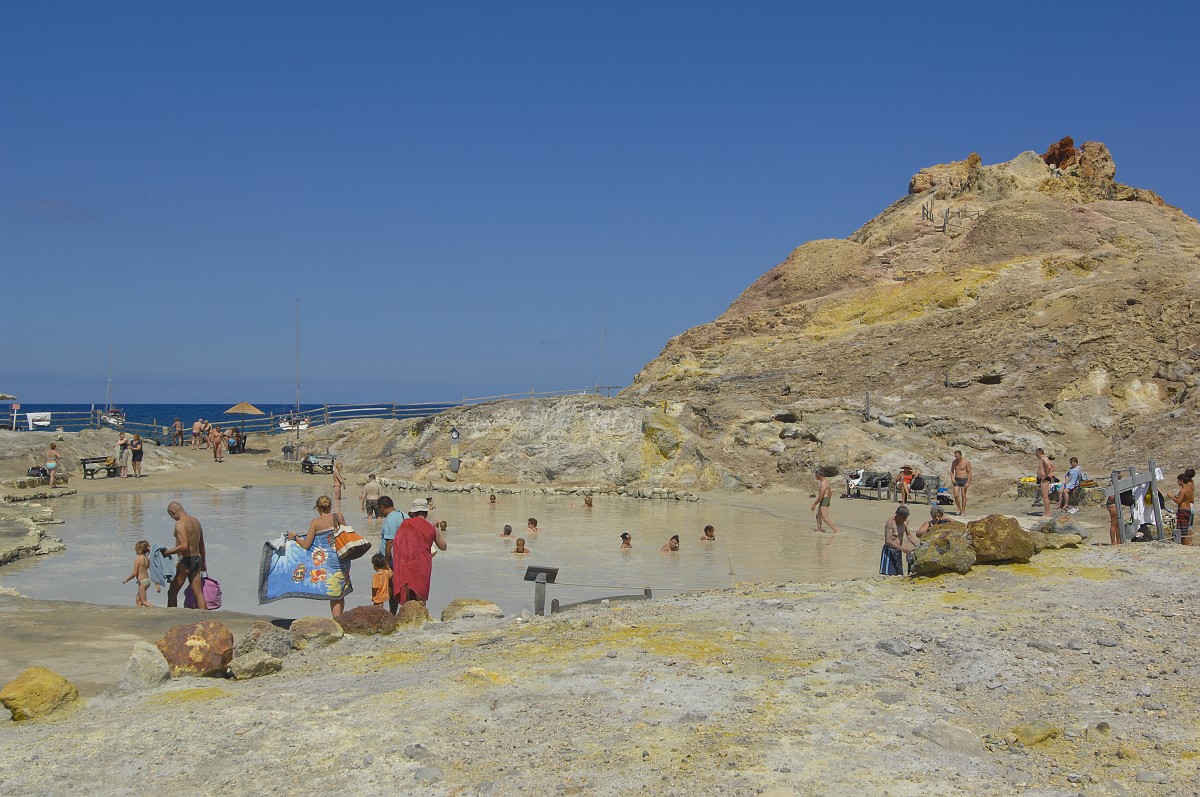 Am Toten Feld auf der Insel Vulcano. Vom Namen der Insel ist das heutige Wort für Vulkan abgeleitet. Innerhalb des Toten Feldes existiert auch ein Grundwasserschlammpool, der durch die heißen Gase Temperaturen von 35 bis 52 C° aufweist. Man erhofft sich durch das Baden im Schlamm Heilungen von Hautkrankheiten, Rheumatismus und Arthritis. Aufnahme: Juli 2014.