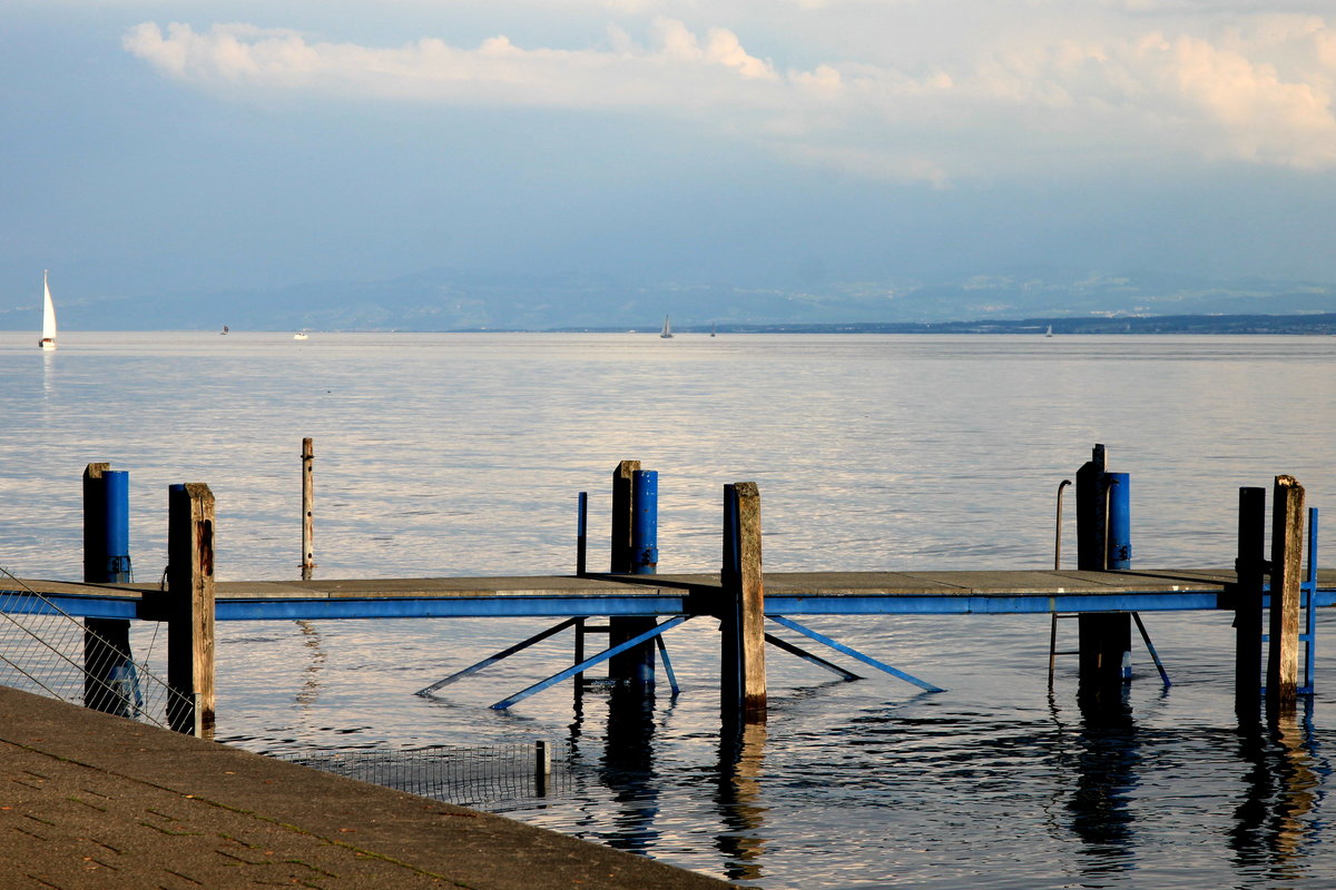 Am Ufer des Bodensees in Überlingen, aufgenommen am Abend des 6. Juni 2016.