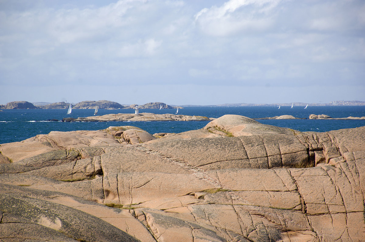 An der Bohusläner Schärenküste in Schweden - Aussicht auf Skällholmen vom Naturschutzgebiet Stångehuvud in westlicher Richtung.
Aufnahme: 4. August 2017.